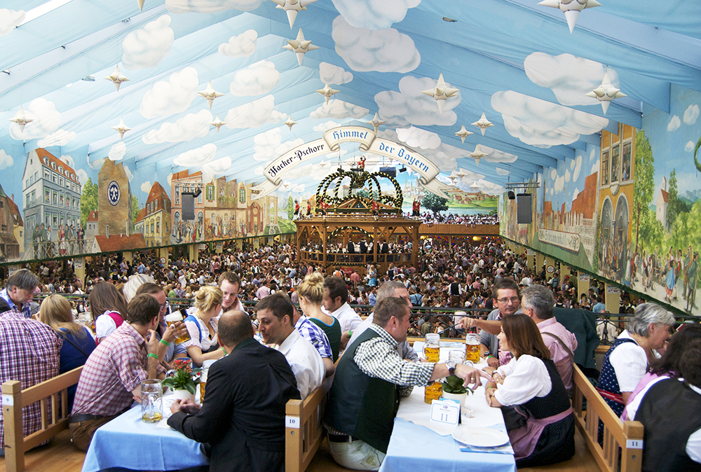 Interior de una carpa en Oktoberfest